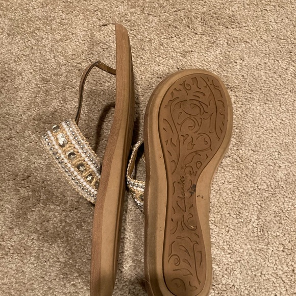 CLARKS thong sandals. Size 8. Tan with cream and silver embellishments. - Picture 3 of 4